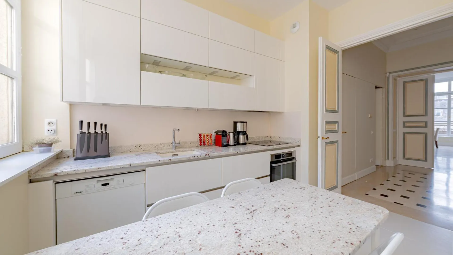 Timeless Elegance In Apartamento